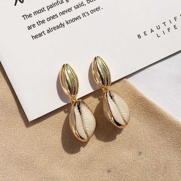 Jewelry - Trendy Gold shells earrings 🐚